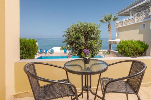 Bazén v ubytování Nefeli Beach - living by the sea nebo v jeho okolí