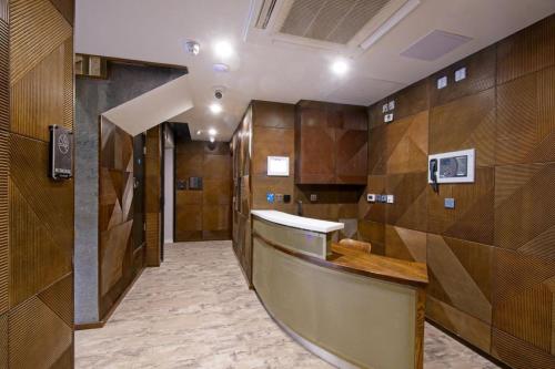 La salle de bains est pourvue de murs lambrissés et d'un comptoir. dans l'établissement Wellington Temple Bar, à Dublin