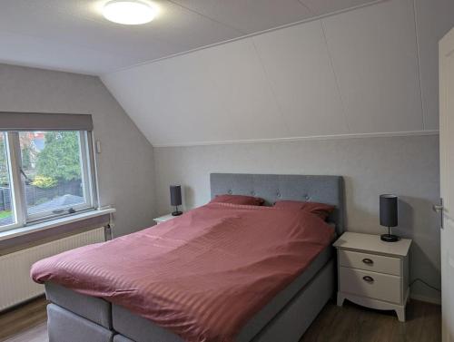 - une chambre avec un grand lit et une fenêtre dans l'établissement Opa's Erf, à Nieuwlande