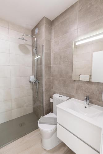 Ένα μπάνιο στο Faro Guest Apartments
