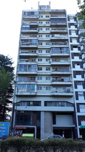 un edificio alto con balcones a un lado. en Edificio Bianini en Rosario
