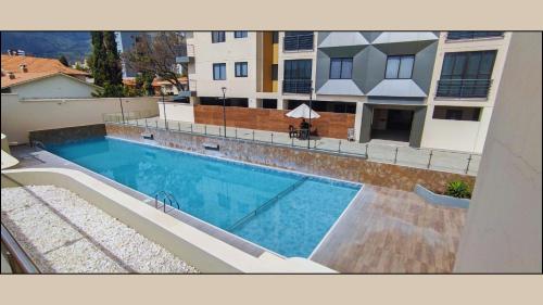 a large swimming pool in front of a building at Departamento Vistas Ambar - 1 Dormitorio in Cochabamba
