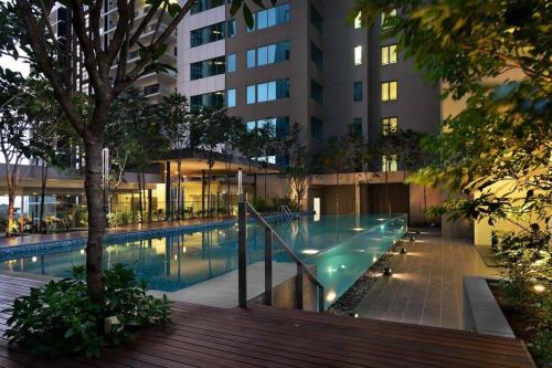 una piscina di fronte a un edificio di KLCC Dorm (7 min walking to Twin Towers) a Kuala Lumpur