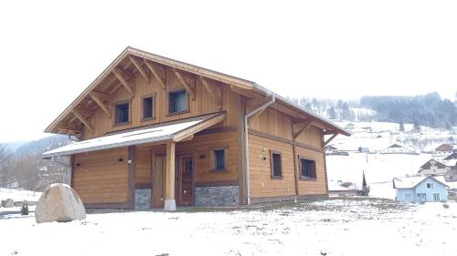 une cabane en bois avec de la neige au sol dans l'établissement CHALET LA LUNELLE sauna, à La Bresse
