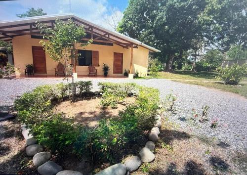 una casa con giardino di fronte di hotelsonidosamados-osa a Sierpe