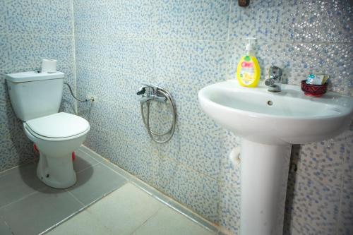 La salle de bains est pourvue de toilettes et d'un lavabo. dans l'établissement Dar Chourafa Riad, à Chefchaouen