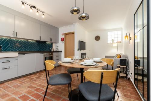 NEW!! Cherry House - Traditional Townhouse in the heart of Tavira