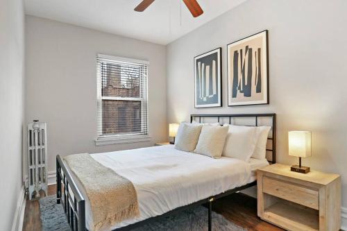 1 dormitorio con 1 cama, 2 lámparas y ventana en Lively & Fully Furnished 1BR Apartment - Kenwood 408, en Chicago