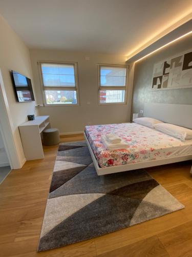 1 dormitorio con cama y alfombra en HZ+ Costantini en Pordenone