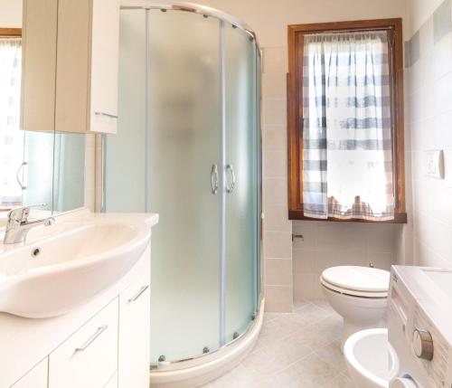 特雷莫西內的住宿－Casa Varice，带淋浴、盥洗盆和卫生间的浴室