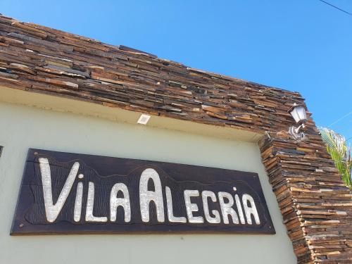 a sign on the side of a building at Vila Alegria in Bombinhas