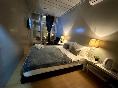 - une chambre avec un lit, un bureau et une fenêtre dans l'établissement H&T PJ Gasing - Cabin Studio - Netflix & Free Parking, à Petaling Jaya