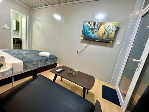 TV a/nebo společenská místnost v ubytování H&T PJ Gasing - Cabin Studio - Netflix & Free Parking