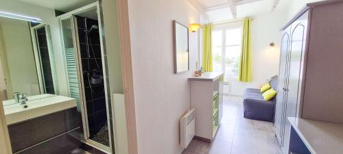 a bathroom with a sink and a mirror at Appartement dans résidence avec piscine in La Couarde-sur-Mer