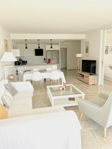 Solezia appartement, piscine et vue mer, by Welcome to Cannes