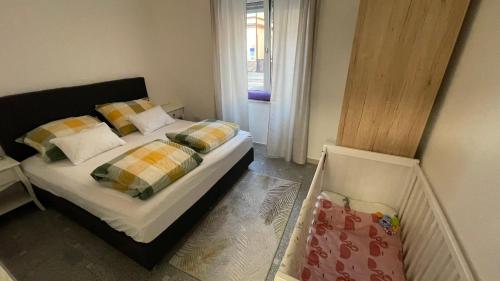 a bedroom with a bed and a baby crib at Zentrale, moderne Wohnung in Graz in Graz