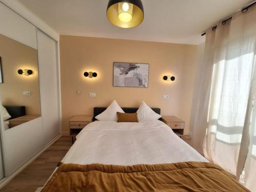 - une chambre avec un grand lit et une fenêtre dans l'établissement Charmant T2 rénové et lumineux - SUR3, à Suresnes
