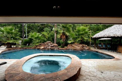 Kolam renang di atau dekat dengan Crosby Backyard Oasis with Weekday Specials!