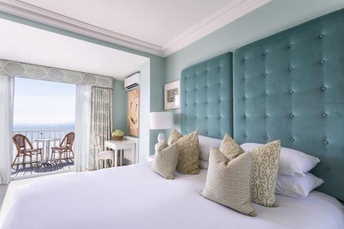 sypialnia z dużym łóżkiem i dużym oknem w obiekcie Roslin Beach Hotel w Southend-on-Sea