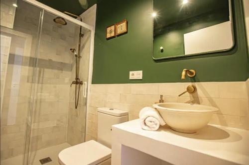 a bathroom with a sink and a shower and a toilet at LUXURY CASA DÚPLEX acceso directo a pistas y garaje in Sierra Nevada