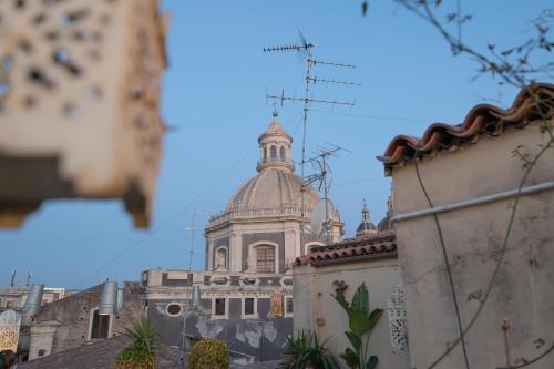a building with a dome on top of it at Ostello degli Elefanti in Catania