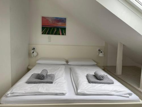 1 cama en una habitación con 2 almohadas en Haus-Amici, en Tinnum