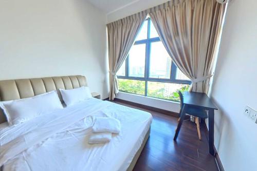 um quarto com uma cama, uma secretária e uma janela em Spacious 4 bedrooms condo at ForestCity em Gelang Patah