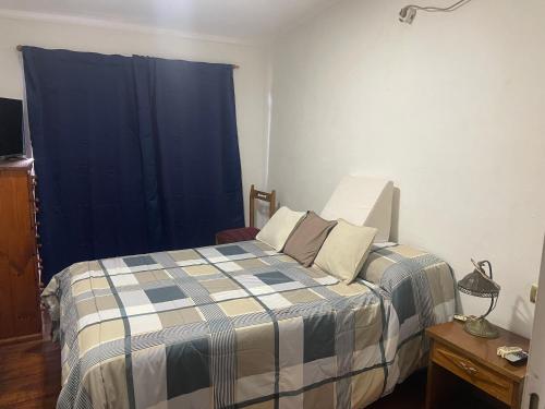sypialnia z łóżkiem z niebieską zasłoną w obiekcie Fabiana w mieście Gualeguaychú