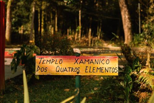 a sign that reads karmaxs xarmacolo dos quatre elements at Aldeia Gaia Chalés in Teresópolis
