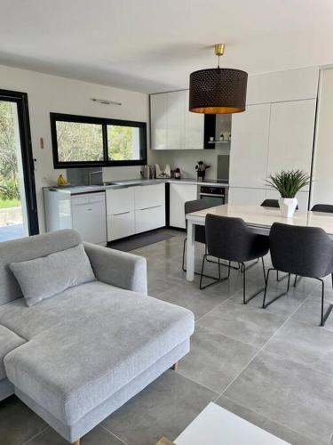 un salon avec un canapé et une table dans l'établissement Villa moderne avec jacuzzi, au pied de la plage, à Labenne