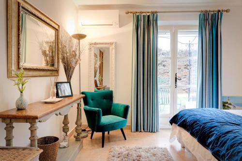 - une chambre avec un bureau, une chaise et un lit dans l'établissement Villa Florentine, à Gassin
