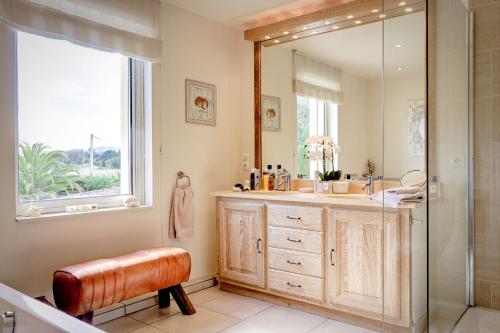 ein Bad mit einem Waschbecken und einer Dusche in der Unterkunft Villa Florentine in Gassin