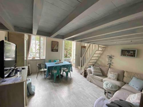 uma sala de estar com um sofá e uma mesa em 3 Pieces BORD DE MER- Trouville em Trouville-sur-Mer