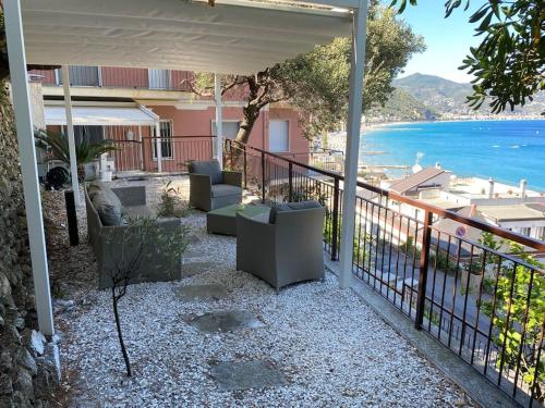 een balkon met stoelen en uitzicht op de oceaan bij Tra ulivi e mare in Laigueglia