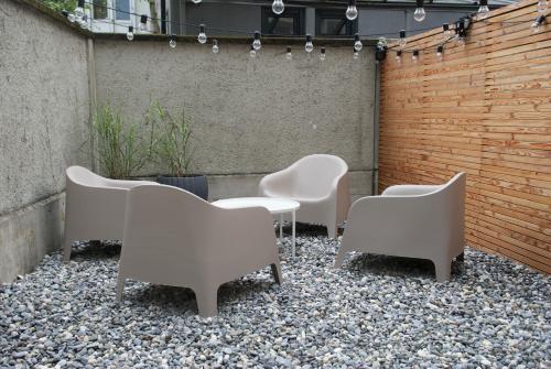 a group of chairs and tables in a courtyard at Stylische Wohnung im Herzen von Bregenz mit privatem Parkplatz in Bregenz