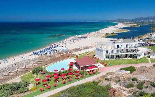 una vista aerea di un resort con piscina e spiaggia di SHR Casa Riky La Ciaccia a Codaruina