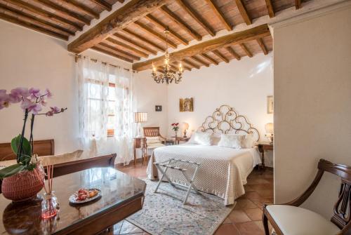 - un salon avec un lit et une table dans l'établissement Mulino Di Quercegrossa, à Quercegrossa