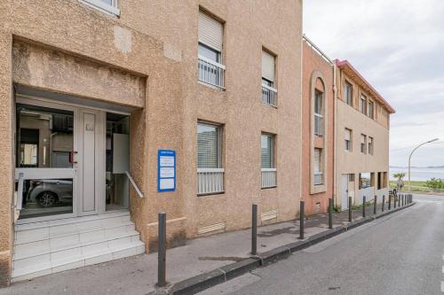 un bâtiment au bord d'une rue dans l'établissement Beau T2 avec terrasse proche des plages, à Marseille