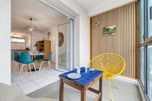 un salon avec une table et des chaises dans l'établissement ZenBNB / Stella / Proche Gare / Garage / Wifi /, à Annemasse