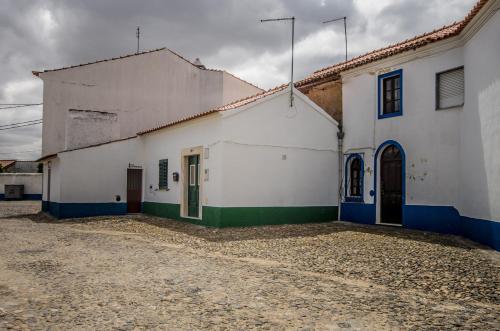 アヴィスにあるRefugio do Rossioの青緑の白い建物