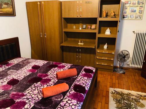 ein Schlafzimmer mit einem Bett mit Blumen darauf in der Unterkunft House Mario’s airport 2 in Spáta