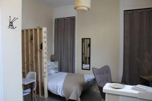 une chambre avec un lit, un bureau et une chaise dans l'établissement Studio cosy au pied du château, à Saumur