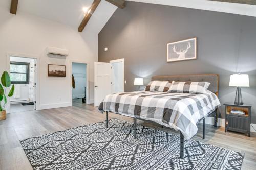 um quarto com uma cama com um cobertor xadrez em Mountain-View Bethel Cabin Game Room and Deck em Bethel