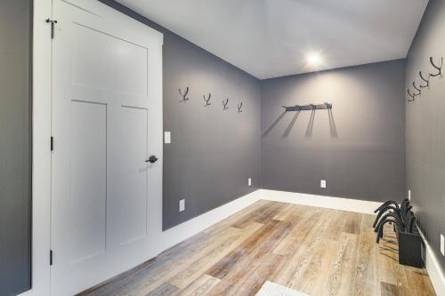 Pokój z białymi drzwiami i drewnianą podłogą w obiekcie Mountain-View Bethel Cabin Game Room and Deck w mieście Bethel