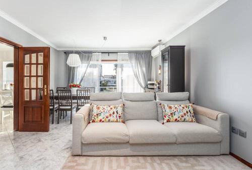 a living room with a couch and a dining room at FURADOURO - Vista dos Pinhais - apart 2 quartos a 100 metros da praia do Furadouro in Ovar