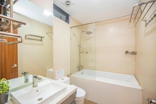 河內的住宿－La Passion - Tay Ho Hanoi One Bedroom Apartment!，一间带水槽、浴缸和卫生间的浴室