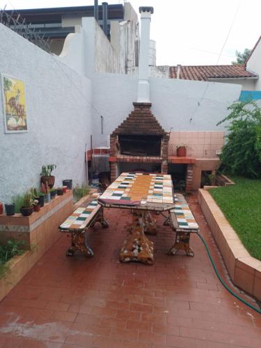 una mesa de picnic y bancos en un patio en Casa Diego in 