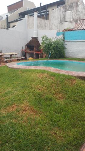 um edifício com piscina de água num quintal em Casa Diego em Olivos