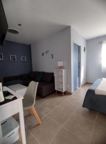 Ruang duduk di La Sarlamandre, Chambres et table d'Hôtes