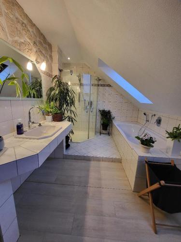 a large bathroom with two sinks and a tub at Hani's Partyhaus in Verl
